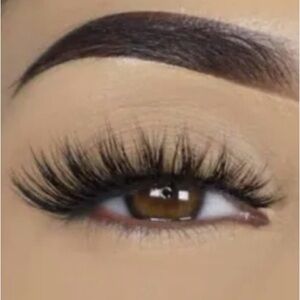 Lilly Lashes Strip Eyelashes in CHICAGO